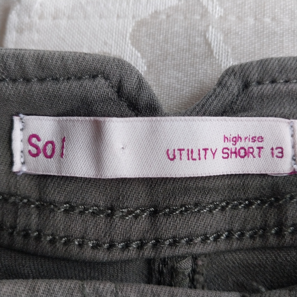 SO NWT High-Rise Utility Shorts Frayed Hem Size 13 Olive Green 2.5" Inseam - Picture 4 of 13